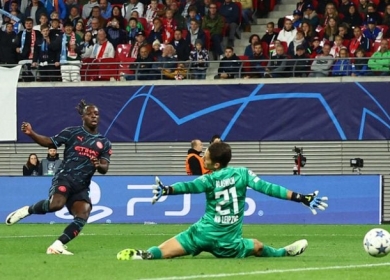 هدفان متأخران يقودان سيتي للفوز 3-1 على لايبزيغ والتعافي من هزيمتين محليتين