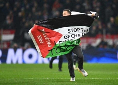 “أوقفوا قتل أطفال غزة”.. مشجع يقتحم ملعب مباراة في دوري أبطال أوروبا يرفع علم فلسطين