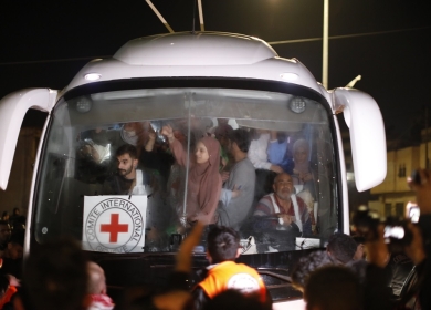 الاحتلال يفرج عن 39 معتقلا بينهم 24 امرأة و15 طفلا