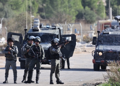 إصابة طفلين وشاب ومصوّر صحفي برصاص الاحتلال أمام سجن "عوفر" غرب رام الله