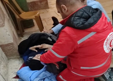 الخليل: الاحتلال يصيب طفلا بالرصاص ويعتقل والد وأشقاء الشهيد عمرو أبو حسين