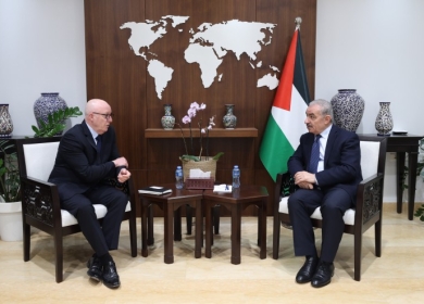 رئيس الوزراء يبحث مع مسؤول أممي الوضع الإنساني الصعب وضرورة زيادة المساعدات الإنسانية لغزة