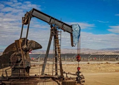 النفط يتراجع في معاملات ضعيفة بفعل عطلة عامة في أمريكا