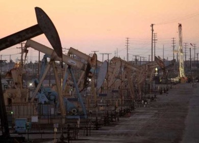 النفط يصعد بفعل توقعات انخفاض الإمدادات ومخاوف جيوسياسية