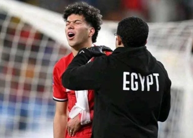 إصابة وبكاء إمام عاشور في مباراة مصر ونيوزيلاندا ونقله إلى المستشفى