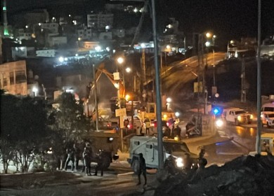 قوات الاحتلال تهدم منشآت تجارية في بلدة حزما