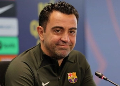 تشافي يكشف دور لاعبي برشلونة في تغيير قراره بالرحيل عن الفريق