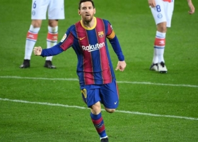 عرض “منديل” أول اتفاق بين برشلونة وميسي في مزاد علني