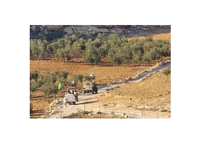 مستعمرون يقتحمون منزلا والاحتلال يستولي على جرار زراعي جنوب الخليل