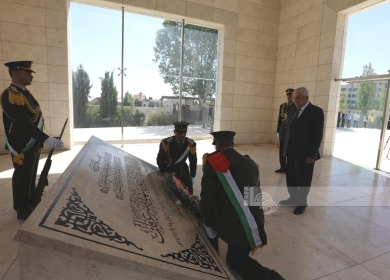 نيابة عن الرئيس: العالول يضع إكليلا من الزهور على ضريح الشهيد ياسر عرفات