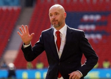 لندن- كشف إريك تن هاغ أنه تم إبلاغه خلال قضاء إجازته في إسبانيا، أنه سيبقى مدربا لمانشستر يونايتد.