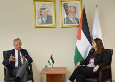 الوزيرة شاهين تطلع ممثل جمهورية بولندا في فلسطين على آخر المستجدات