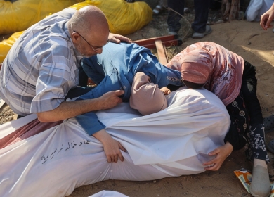 تواصل انتشال جثامين الشهداء من أحياء غزة: إعدامات وجثث متفحمة ودمار واسع