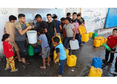 الأونروا: يوميا يصطف سكان غزة لساعات تحت الشمس لجلب مياه الشرب