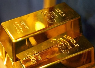 الذهب يتماسك قرب مستوى قياسي مرتفع مدعوما بتفاؤل بخصوص خفض الفائدة الأمريكية