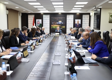 مجلس الوزراء يدين استمرار هجمات المستعمرين على أبناء شعبنا