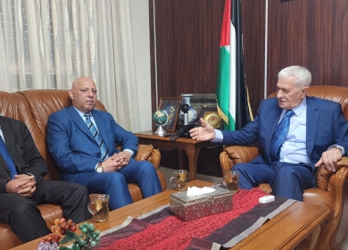 عباس زكي يُطلع سفير سلطنة عُمان على مجمل التطورات الفلسطينية