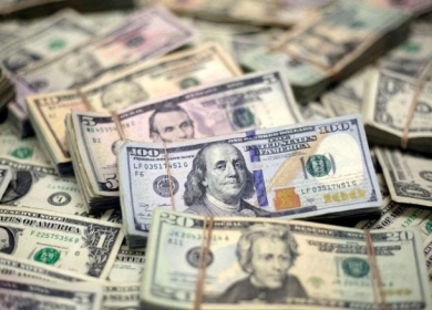 الدولار يتمسك بأعلى مستوى في 7 أسابيع مع انشغال المتداولين بتوقعات الفائدة