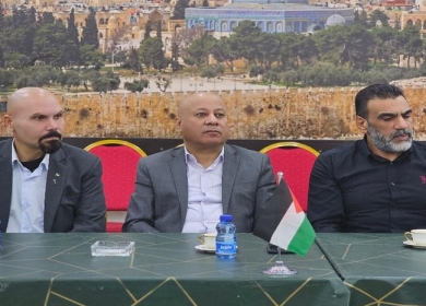 أبو هولي يطلع على أوضاع اللاجئين في مخيم قلنديا والتحديات التي يواجهونها