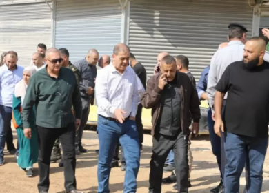 طقاطقة يتفقد أعمال الطواقم الفنية لإعادة تأهيل ما دمره الاحتلال في مخيمي طولكرم ونور شمس