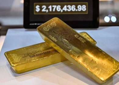 الذهب يرتفع 2% وسط تراجع الدولار ودخول رسوم جمركية أمريكية حيز التنفيذ
