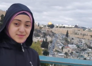 الاحتلال يمدد اعتقال طفلة من القدس