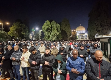 60 ألفا يؤدون صلاتي العشاء والتراويح في رحاب المسجد الأقصى المبارك