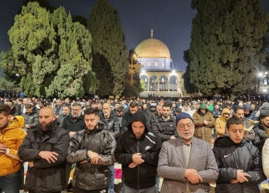 60 ألفا يؤدون صلاتي العشاء والتراويح في رحاب المسجد الأقصى المبارك