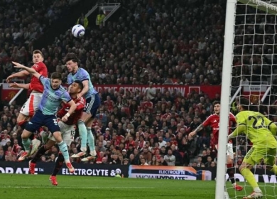 مانشستر يونايتد يقدم هدية لليفربول ويقربه من لقب الدوري الإنكليزي بتعادل مثير مع أرسنال