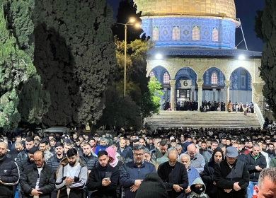 100 ألف يؤدون صلاتي العشاء والتراويح في المسجد الأقصى