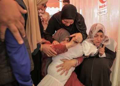 11 شهيدا منذ فجر اليوم: شهيد ومصابون في قصف الاحتلال منزلا وسط قطاع غزة