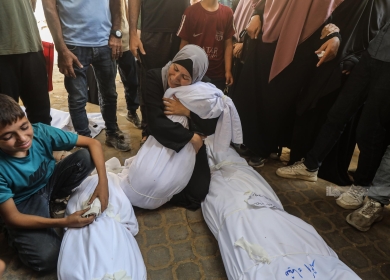 شهداء ومصابون في قصف الاحتلال منزلا وخياما للنازحين في قطاع غزة