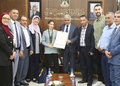 الوزير برهم يكرم بطلة آسيا في رياضة "المواي تاي"