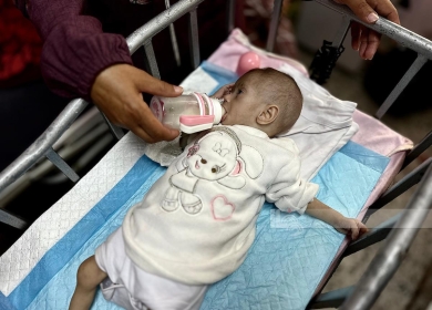 "الصحة العالمية": 100 ألف طفل في غزة سيعانون سوء تغذية حاد بحلول نيسان المقبل