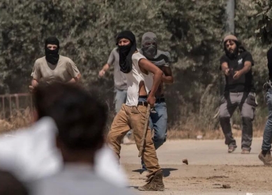 مستعمرون يهاجمون المصلين في خربة طانا ويجبرونهم على إخلاء المسجد