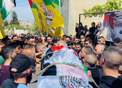جماهير نابلس تشيع جثمان الشهيد الطفل اشتيه في بلدة تل
