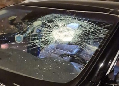 مستعمرون يحطمون مركبتين بين اللبن الشرقية وسلفيت