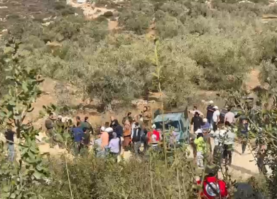 مستعمرون يهاجمون المزارعين ويجبرونهم على مغادرة أراضيهم شرق رام الله