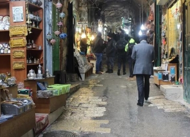 محافظة القدس تُحذّر من مخطط إسرائيلي للاستيلاء على عقارات في باب السلسلة وتهجير سكانها لصالح التوسع الاستعماري