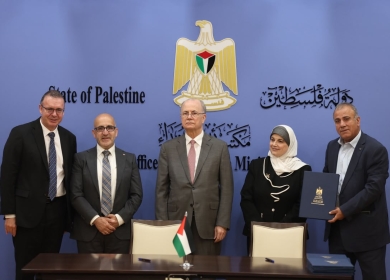 برعاية رئيس الوزراء: توقيع اتفاقيات منح بنحو 10 ملايين دولار لدعم مشاريع البنية التحتية والصحة والترميم
