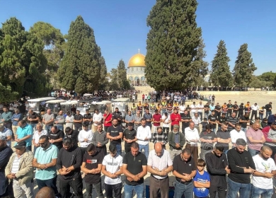 60 ألفا يؤدون الجمعة في الأقصى رغم إجراءات الاحتلال