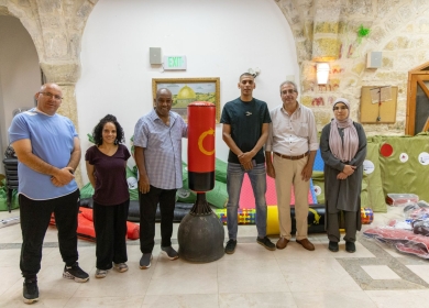 "بيت مال القدس" تسلم معدات رياضية لنادي جمعية الجالية الأفريقية في القدس