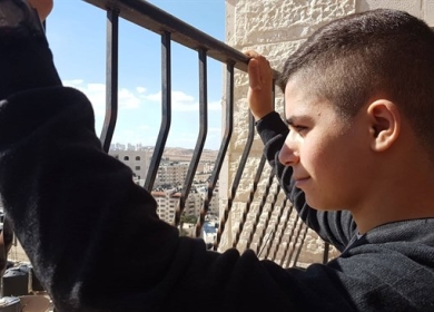 الاحتلال يفرض الحبس المنزلي على طفل من القدس