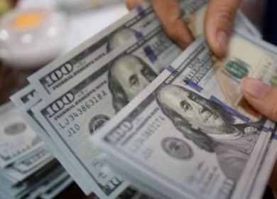 رهان رفع الفائدة الأميركية يصعد بالدولار ويهبط بالذهب والنفط
