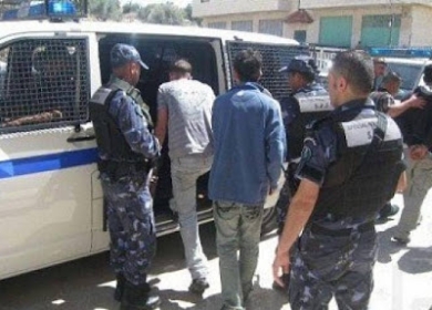 القبض على مشتبه بهم بإطلاق النار على مركز شرطة جنوب نابلس