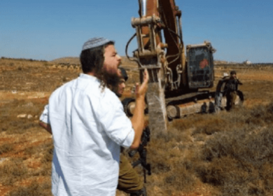 تمهيدا للاستيلاء عليها وزراعتها: مستوطنون يحرثون أراضي بمنطقة مكحول بالأغوار