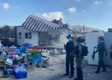 الاحتلال يهدم منشأة تجارية ويجرف طريقا معبدا غرب نابلس