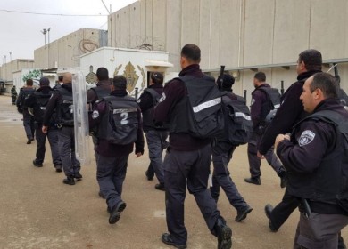 قوات القمع تقتحم سجن "عوفر" وتعتدي على الأسرى وتهدد بفرض عقوبات جديدة عليهم