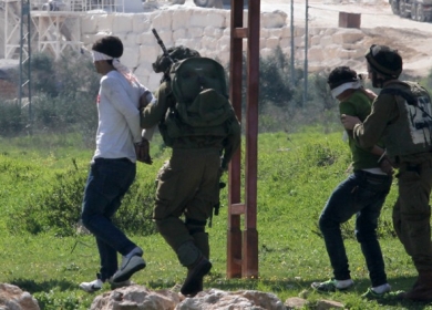 الاحتلال يعتقل خمسة مواطنين من حزما شمال شرق القدس