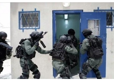 قوات القمع تقتحم قسم (12) في سجن "عوفر"